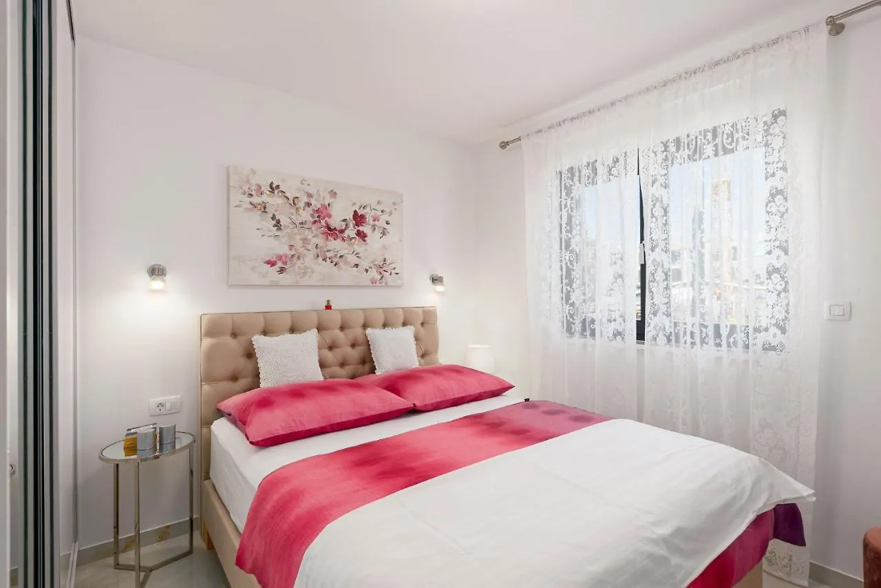 Apartment Summer Breeze Okrug Gornji Trogir