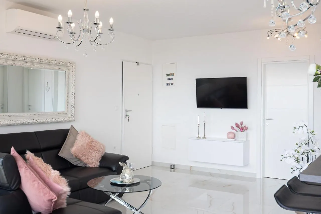 Apartment Summer Breeze Okrug Gornji Trogir Croatia