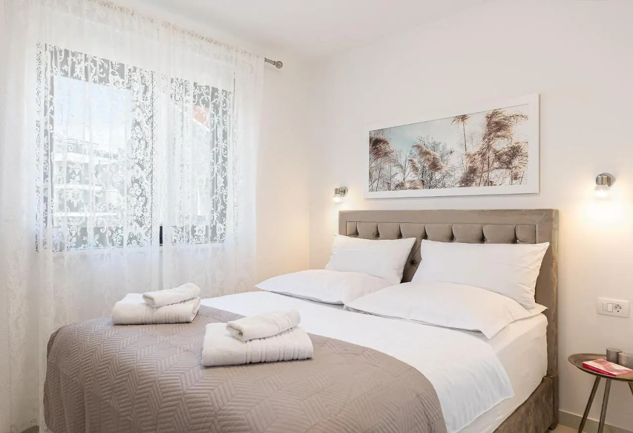 Apartment Summer Breeze Okrug Gornji トロギール
