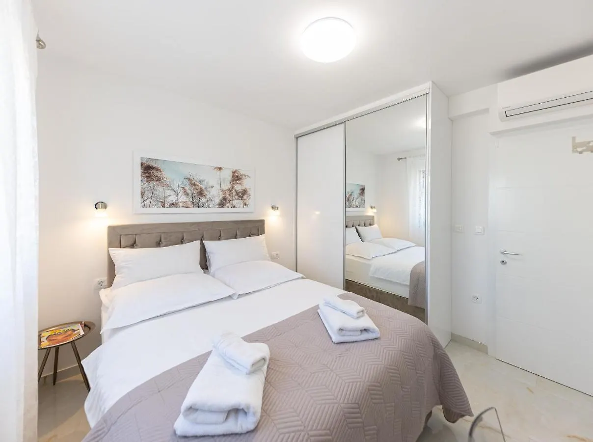 Apartment Summer Breeze Okrug Gornji トロギール